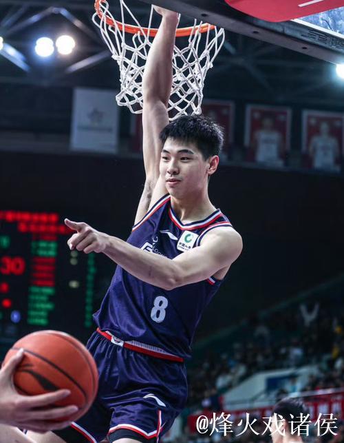 崔永熙4分钟狂砍5分 高难度进球引爆全场热情 崔永熙4分钟狂砍5分 高难度进球引爆全场热情